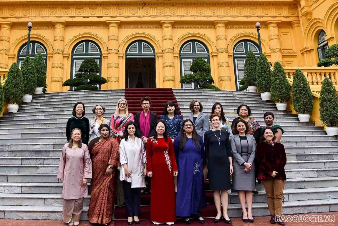 越南国家副主席会见外国驻越女大使和女代办